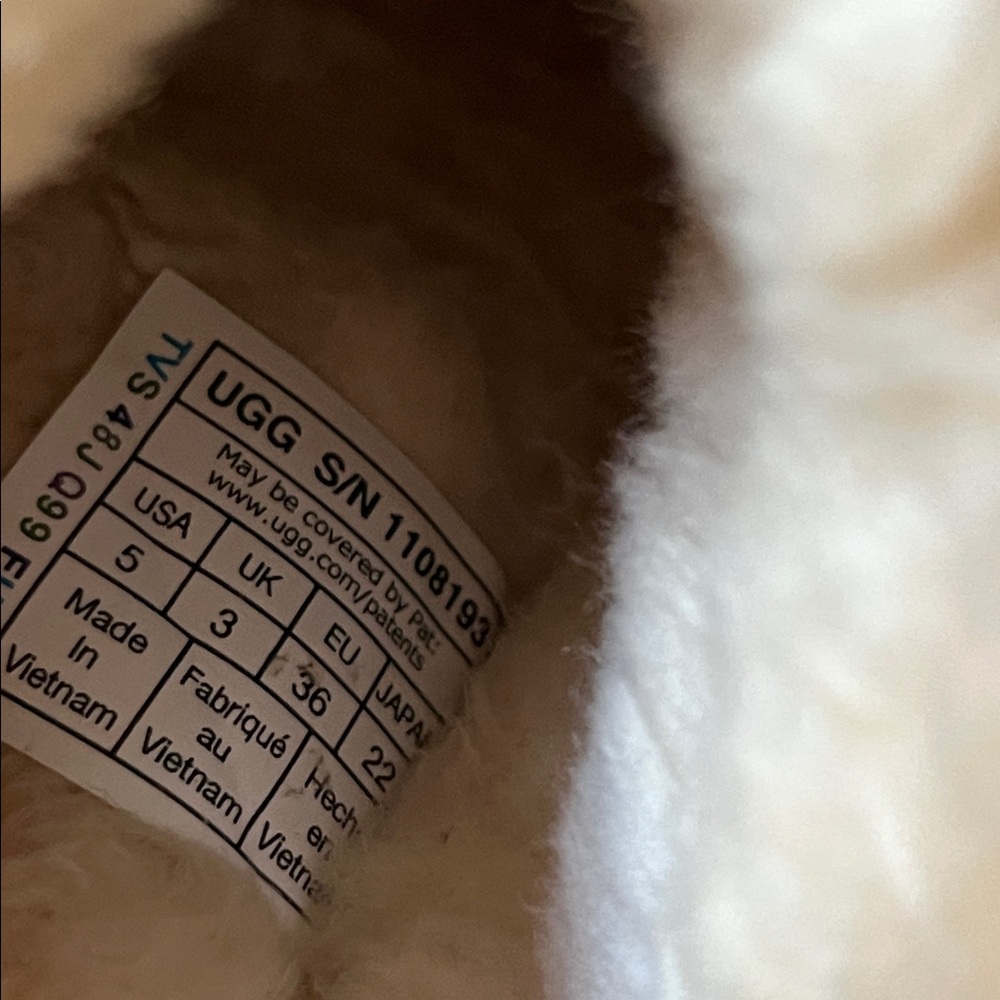 Like New UGG Classic Slipper - Picture 8 of 8